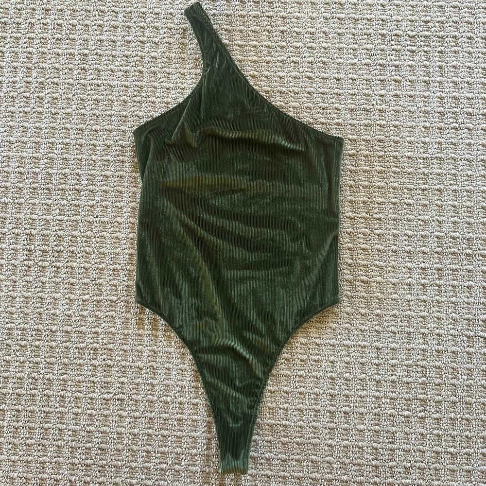 URBAN OUTFITTERS ONE-SHOULDER OLIVE BODYSUIT SIZE S